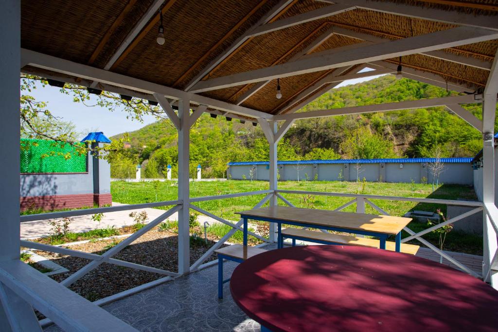 غرفة نوم بإطلالة طبيعية